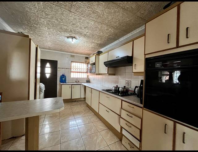 3 BEDROOM FREEHOLD FOR SALE IN MDANTSANE NU 17
